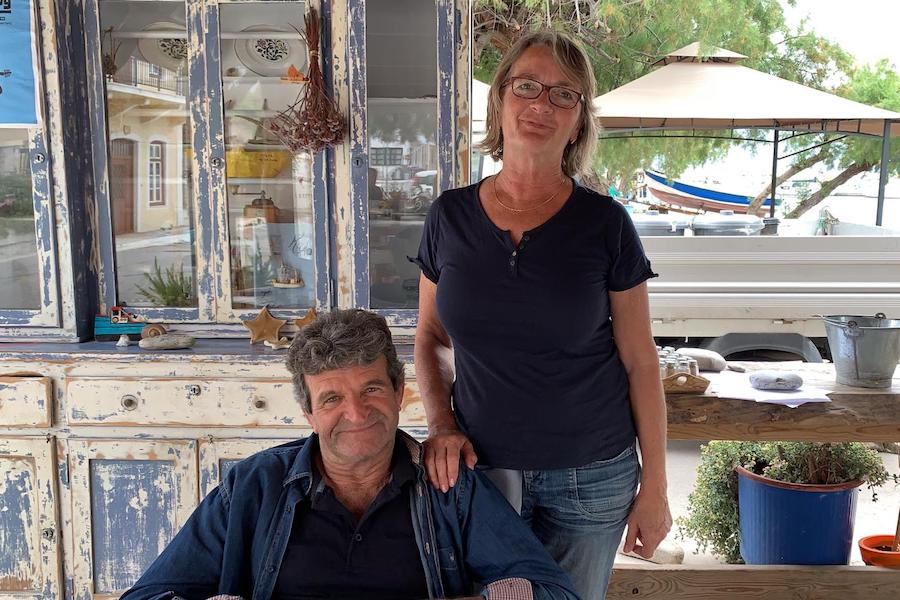 Birgite en Nikos van Restaurant Trata in Ormos